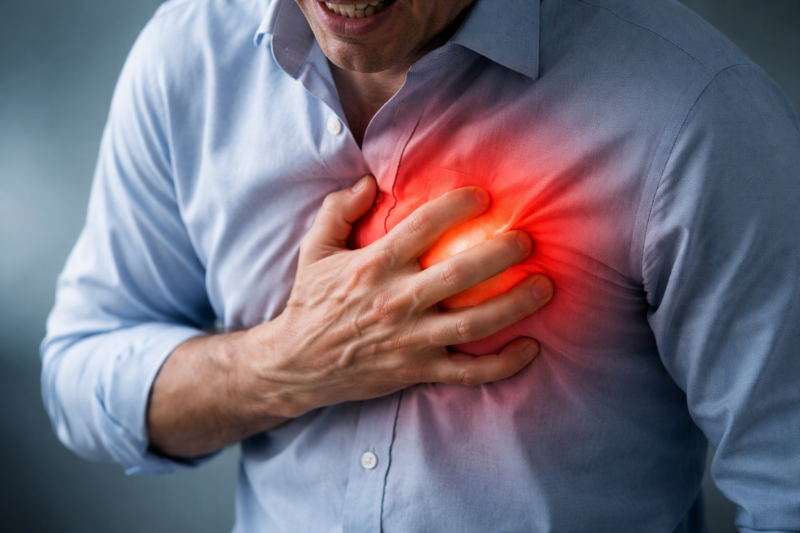 Боль в груди: как отличить “сердце” от мышц/желудка и когда вызывать скорую