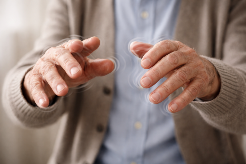 Тремор рук: от стресса до щитовидки — причины и что оценивает невролог на приёме