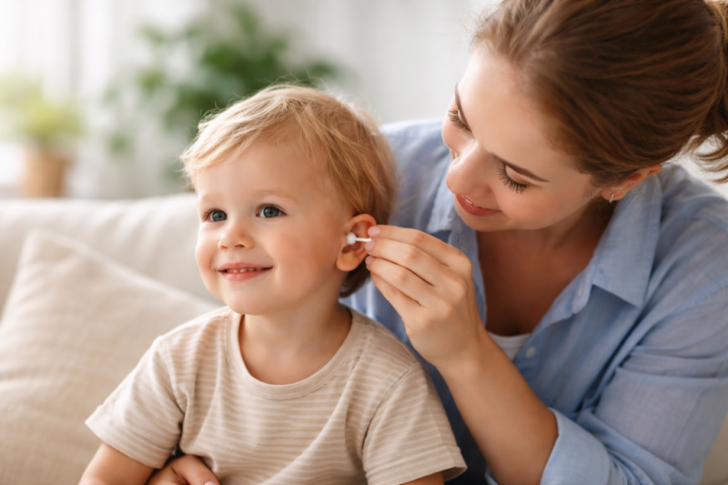 Безопасная чистка ушей младенцев: как ухаживать за ушками без риска для слуха